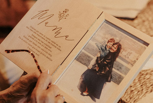 Marco de fotos personalizado como regalo a la madre para el d&iacute;a de la boda